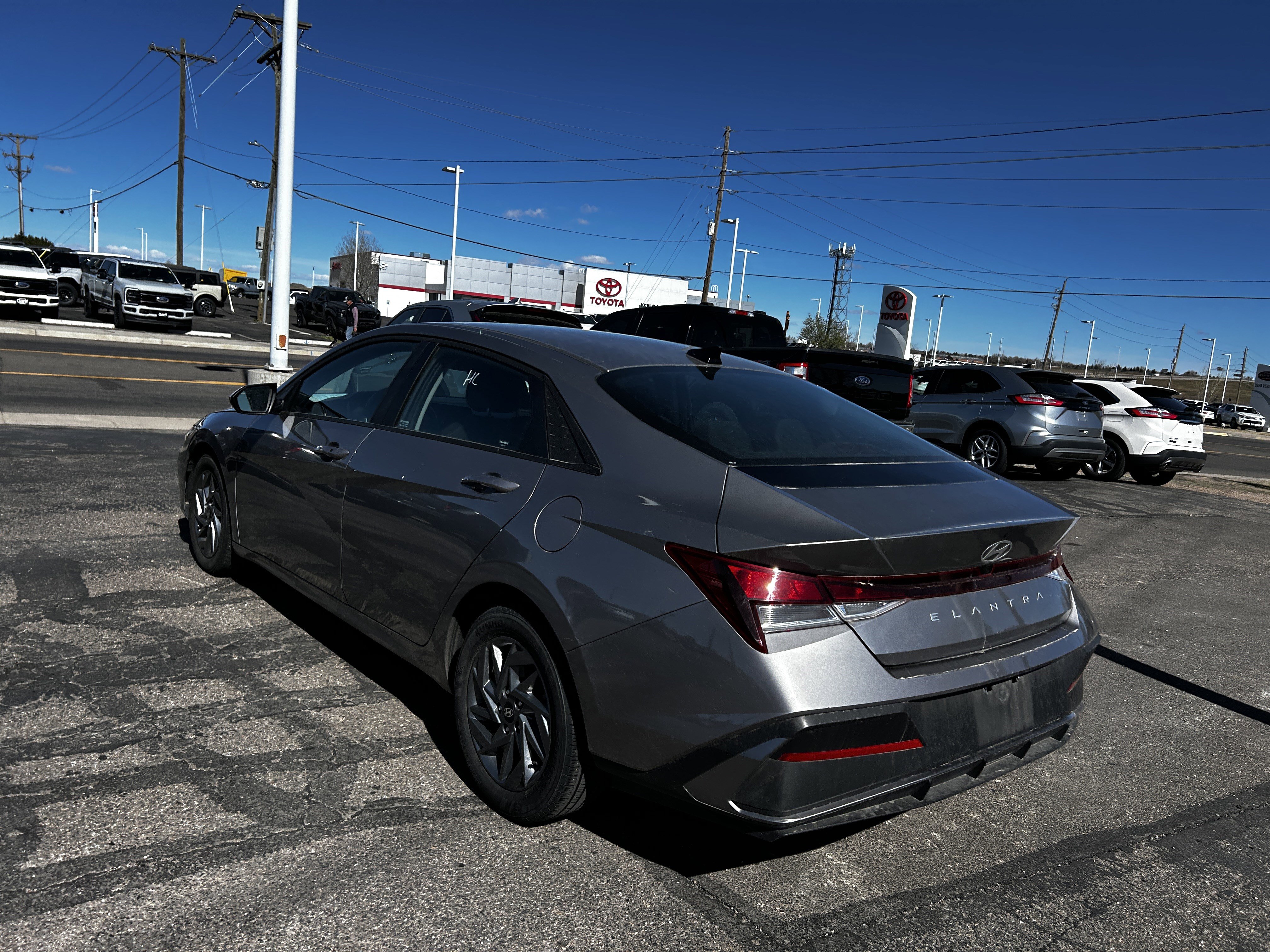 Used 2024 Hyundai Elantra SEL image 3