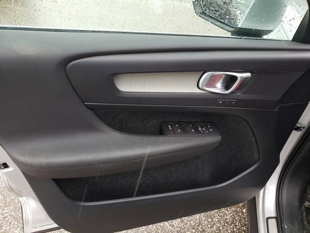 Used 2019 Volvo XC40 T4 Inscription image 12