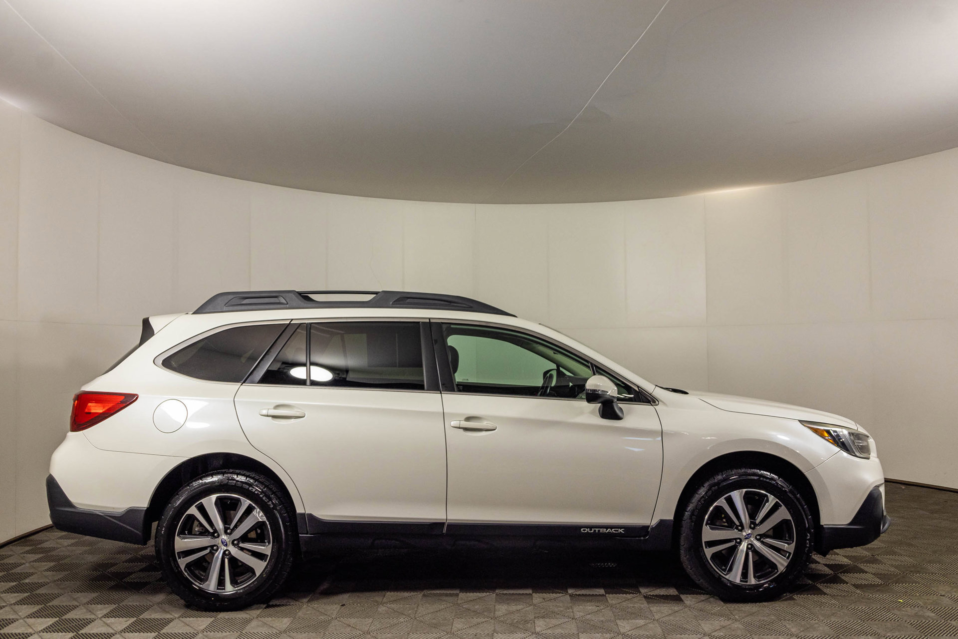 Used 2018 Subaru Outback 2.5i Limited AWD/4WD image 18