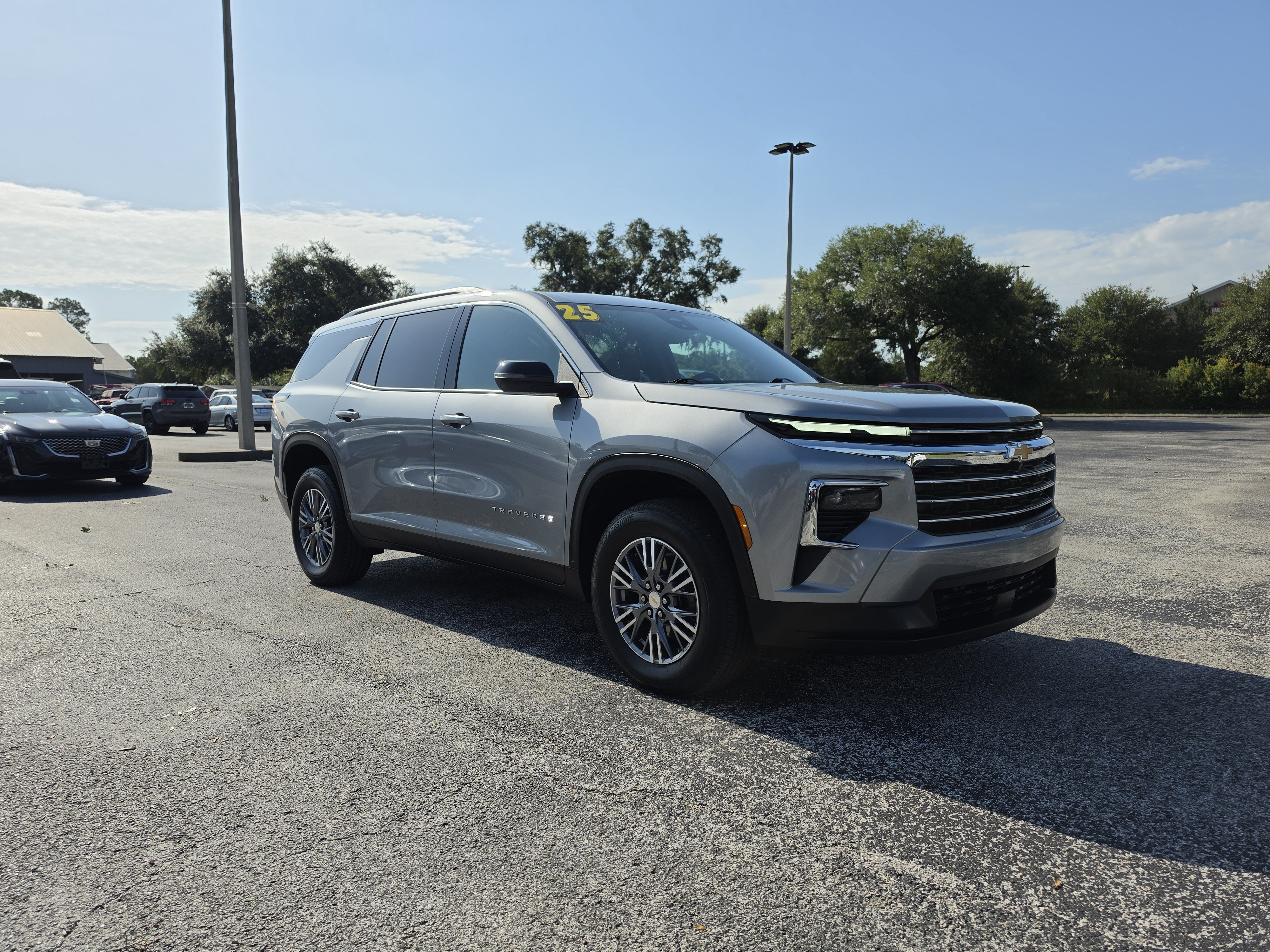 Used 2025 Chevrolet Traverse LT FWD video 1