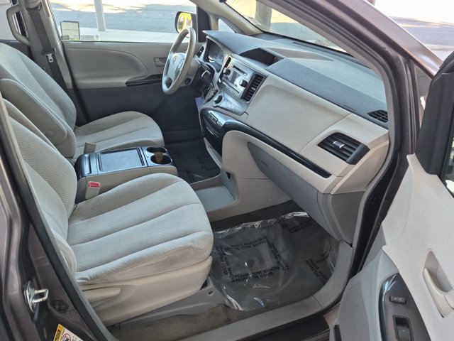 Used 2013 Toyota Sienna LE w/ Towing Pkg FWD image 5