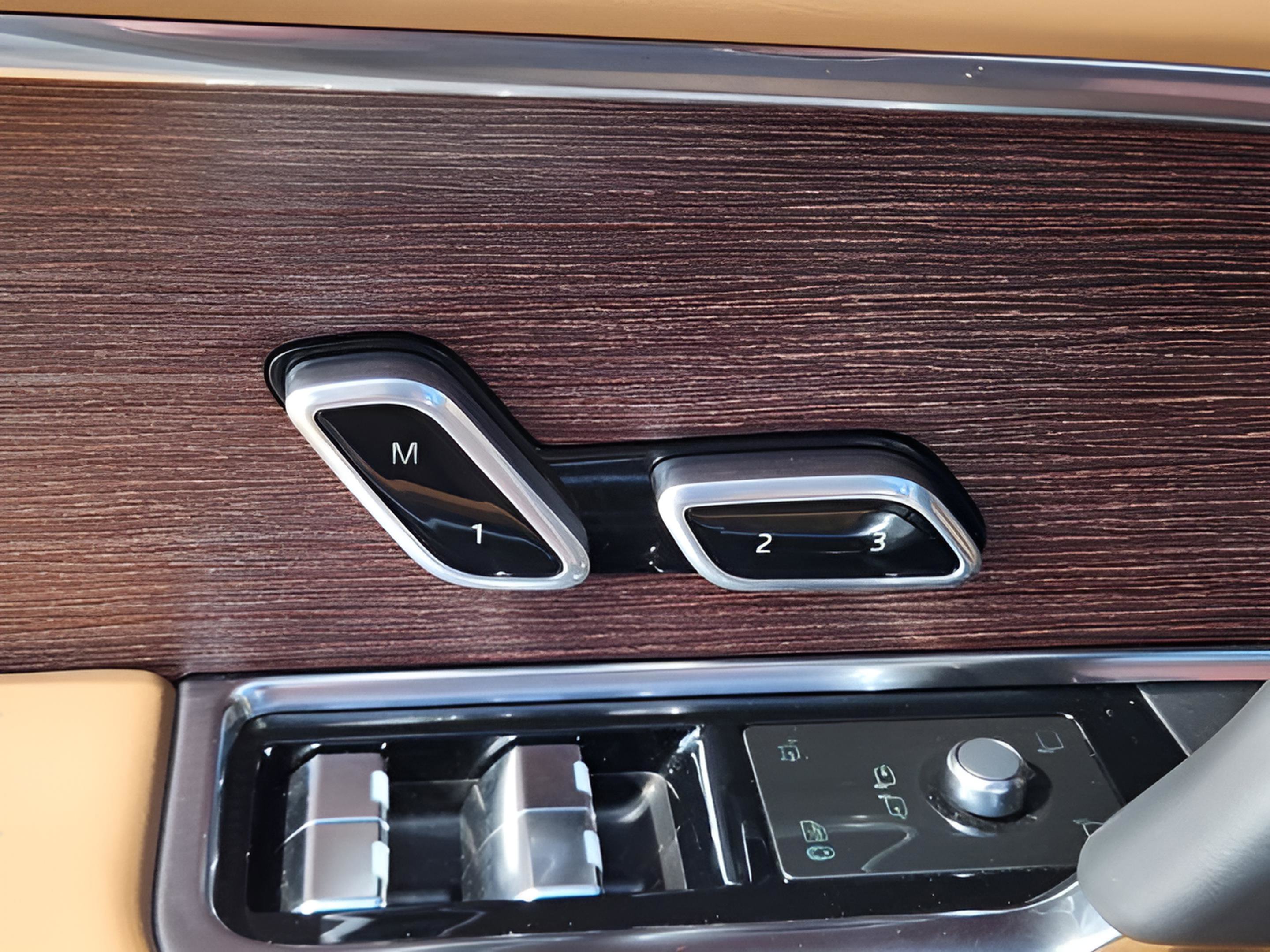 Certified 2025 Land Rover Range Rover SE image 19