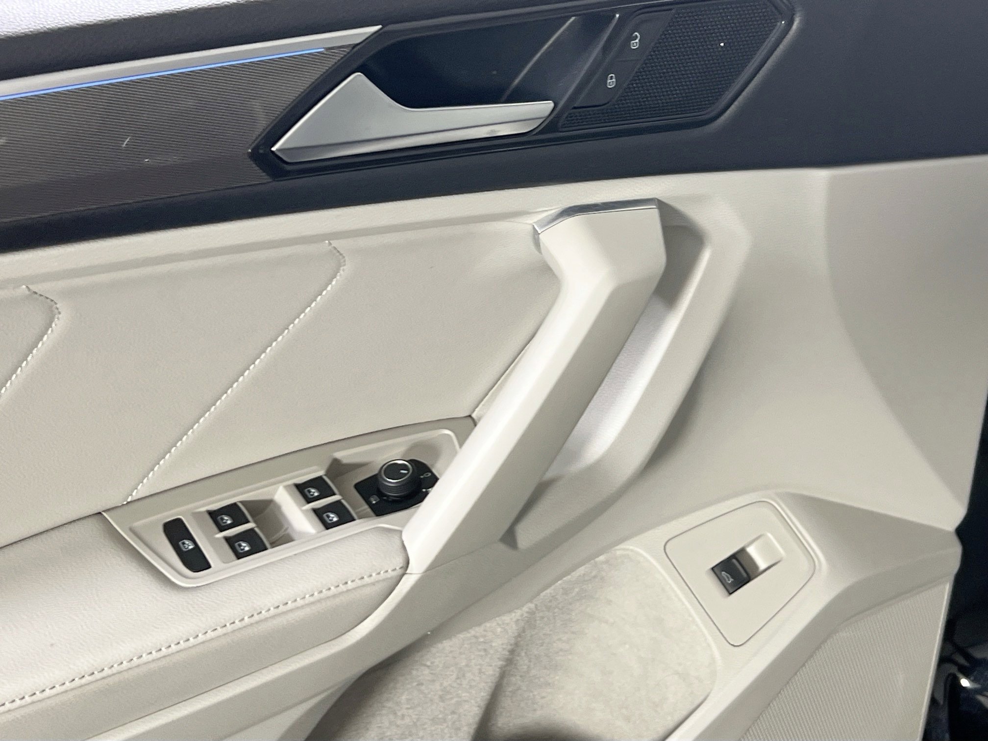 Used 2022 Volkswagen Tiguan SE R-Line image 17