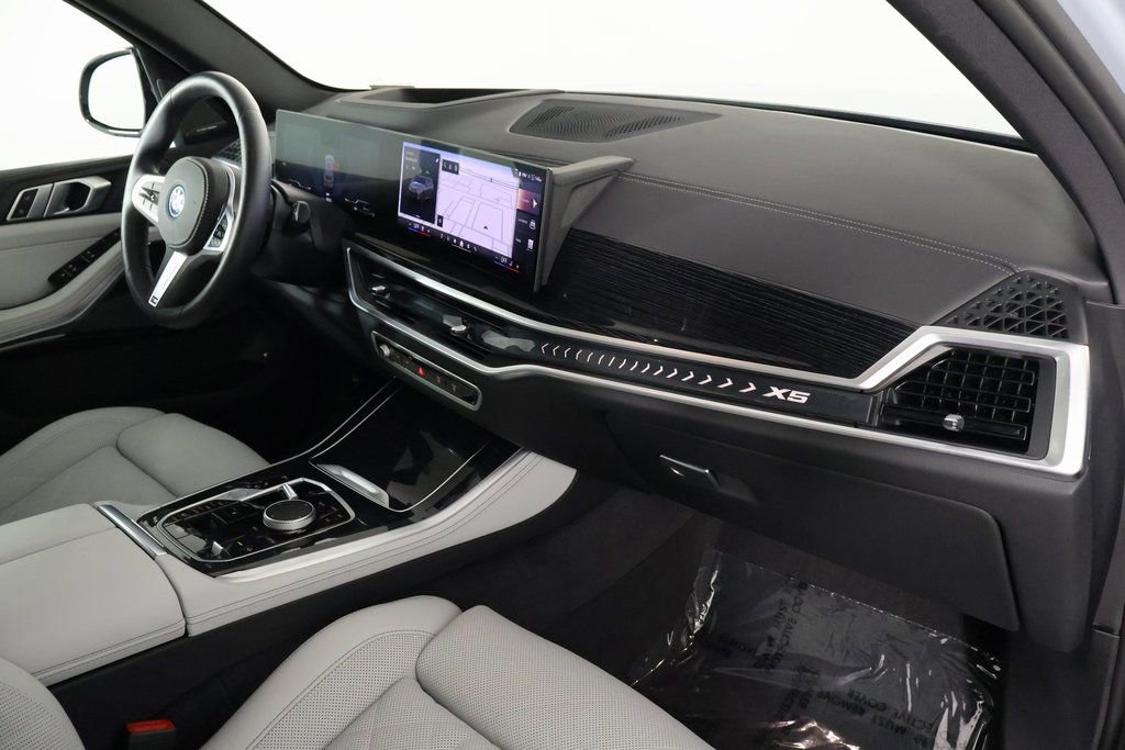 Used 2025 BMW X5 xDrive50e w/ M Sport Package image 9