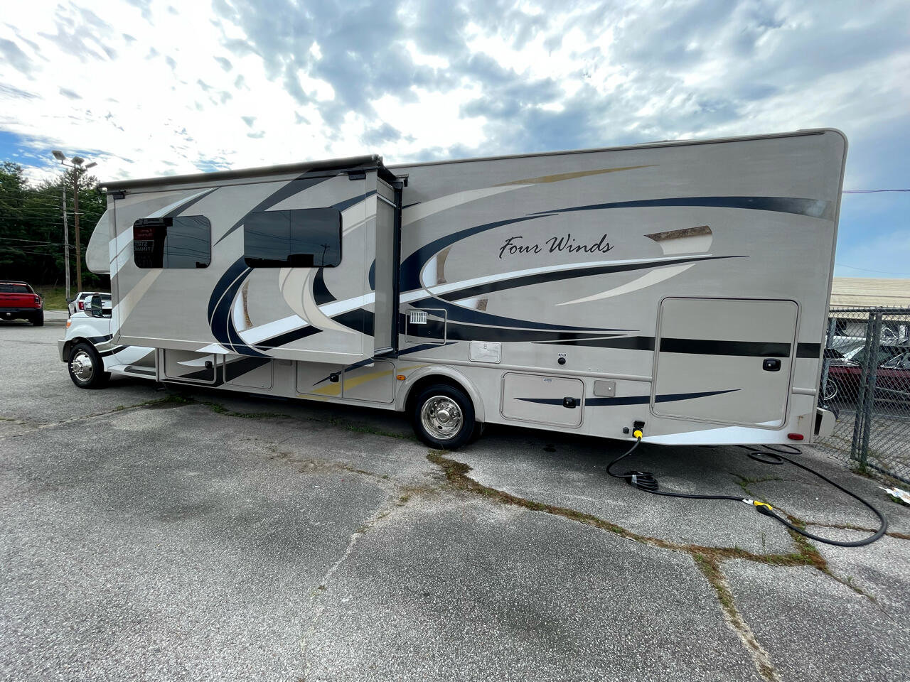 Used 2014 Ford F550 2WD Regular Cab Super Duty image 4