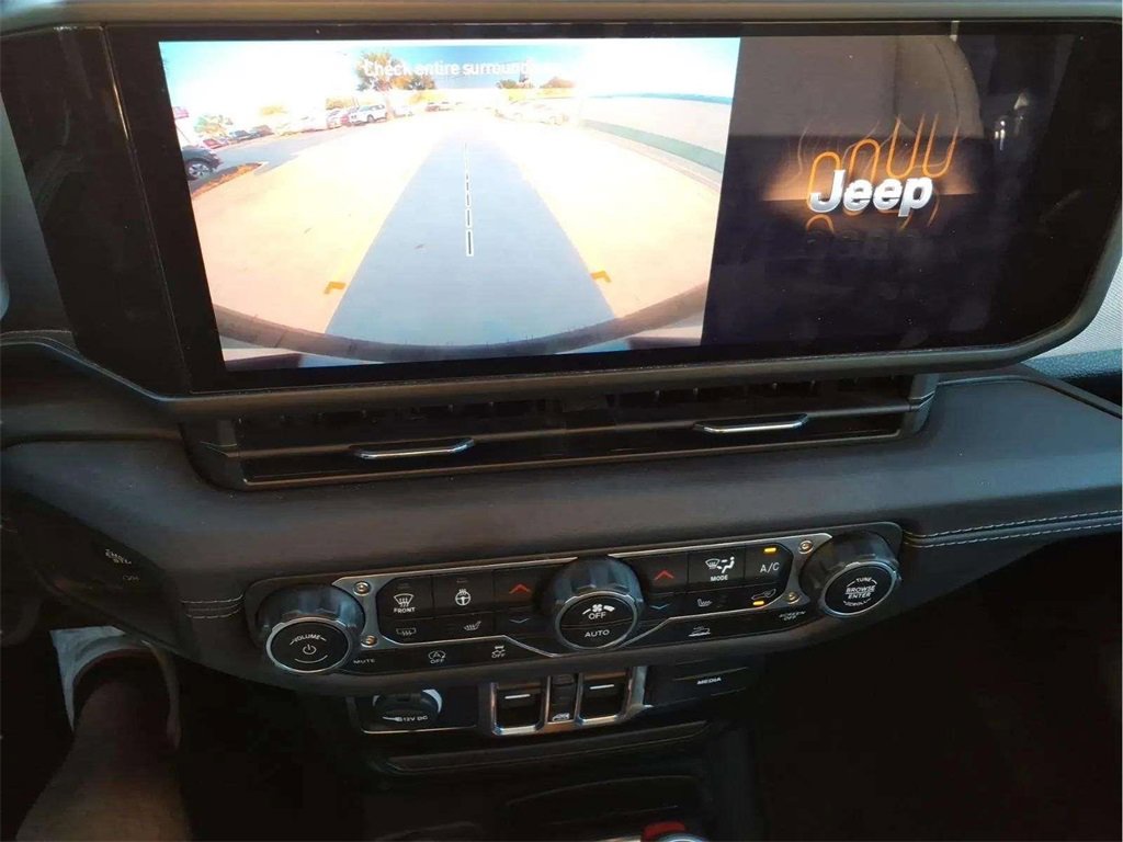 Used 2025 Jeep Wrangler Sahara image 17