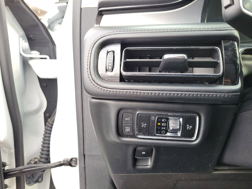 Certified 2023 Lincoln Nautilus AWD w/ Premium Package image 21