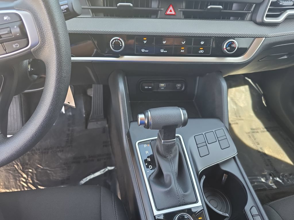 Used 2025 Kia Sportage LX FWD image 17
