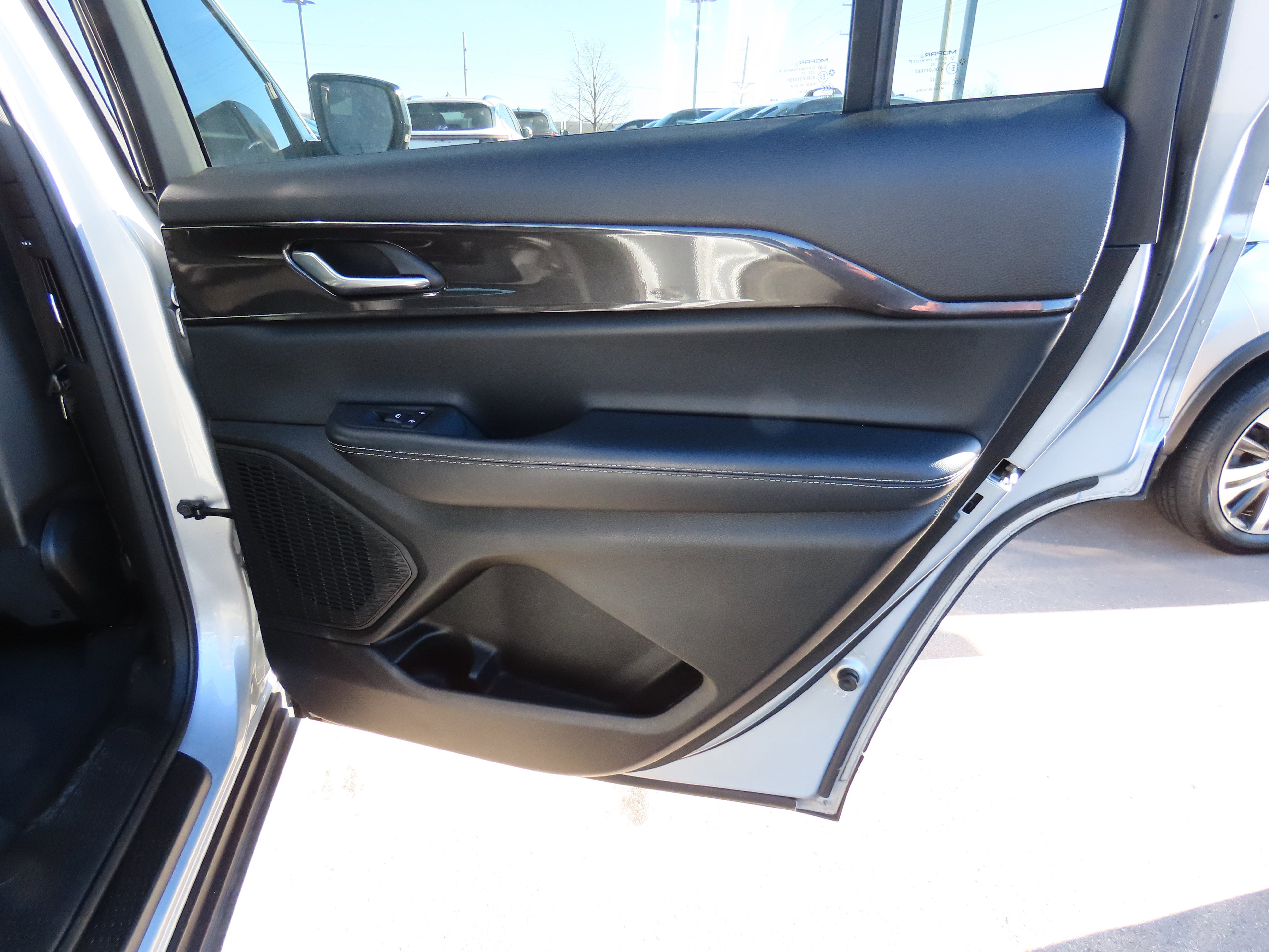 Used 2023 Jeep Grand Cherokee L Laredo image 13