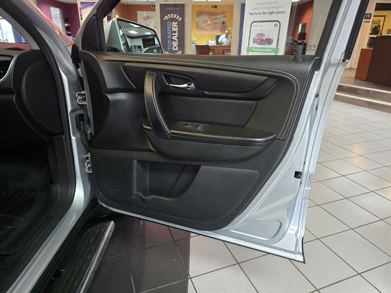 Used 2015 Chevrolet Traverse LT w/ Style and Technology Package FWD image 14