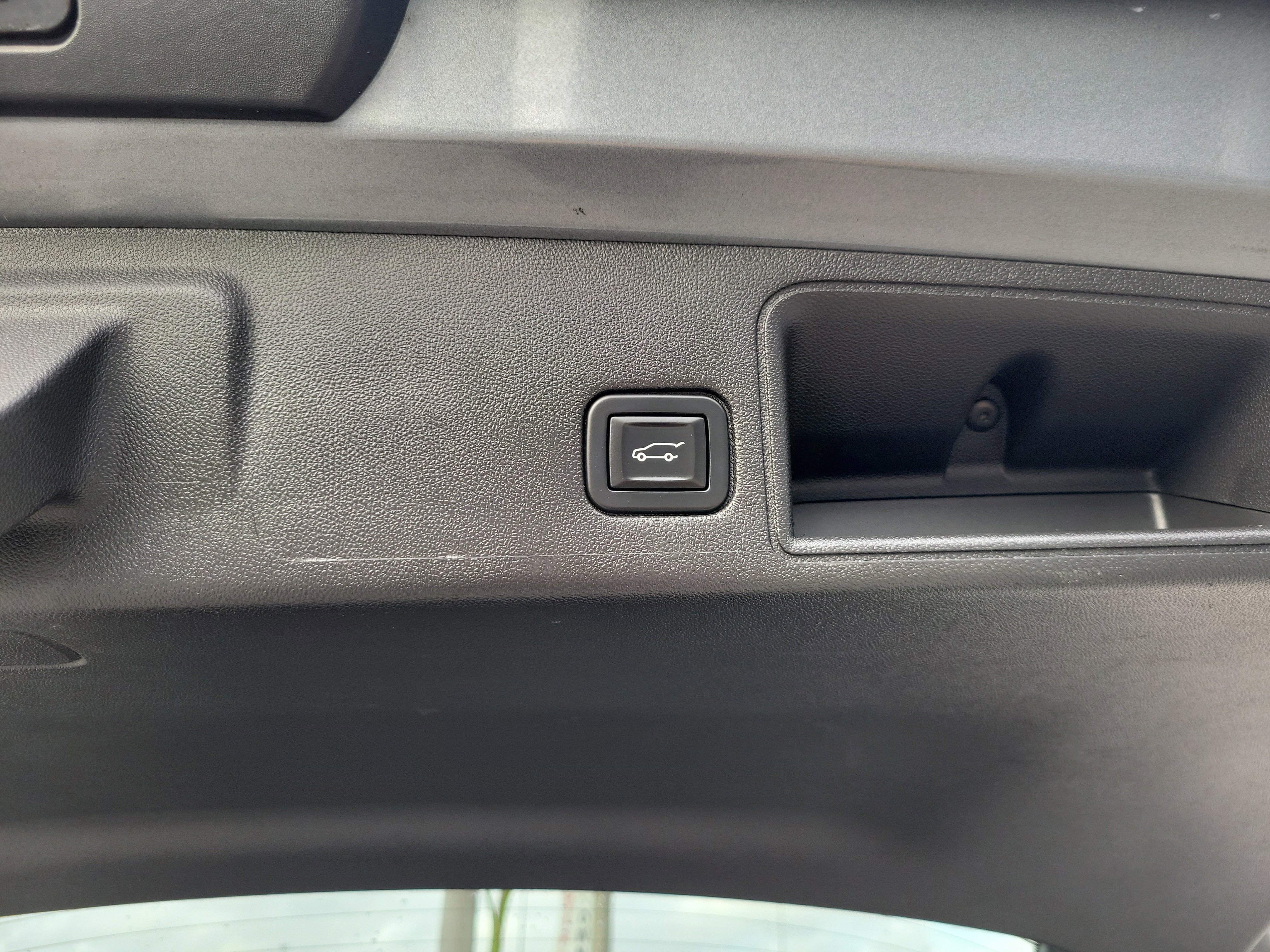 Used 2023 GMC Terrain SLE w/ Driver Convenience Package image 16