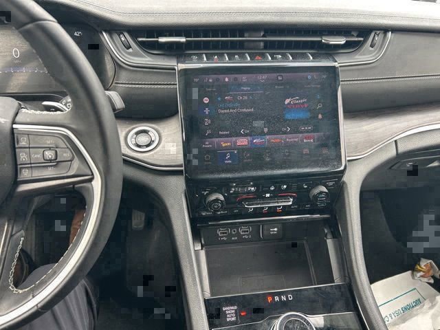 Used 2023 Jeep Grand Cherokee Limited w/ Luxury Tech Group II image 9