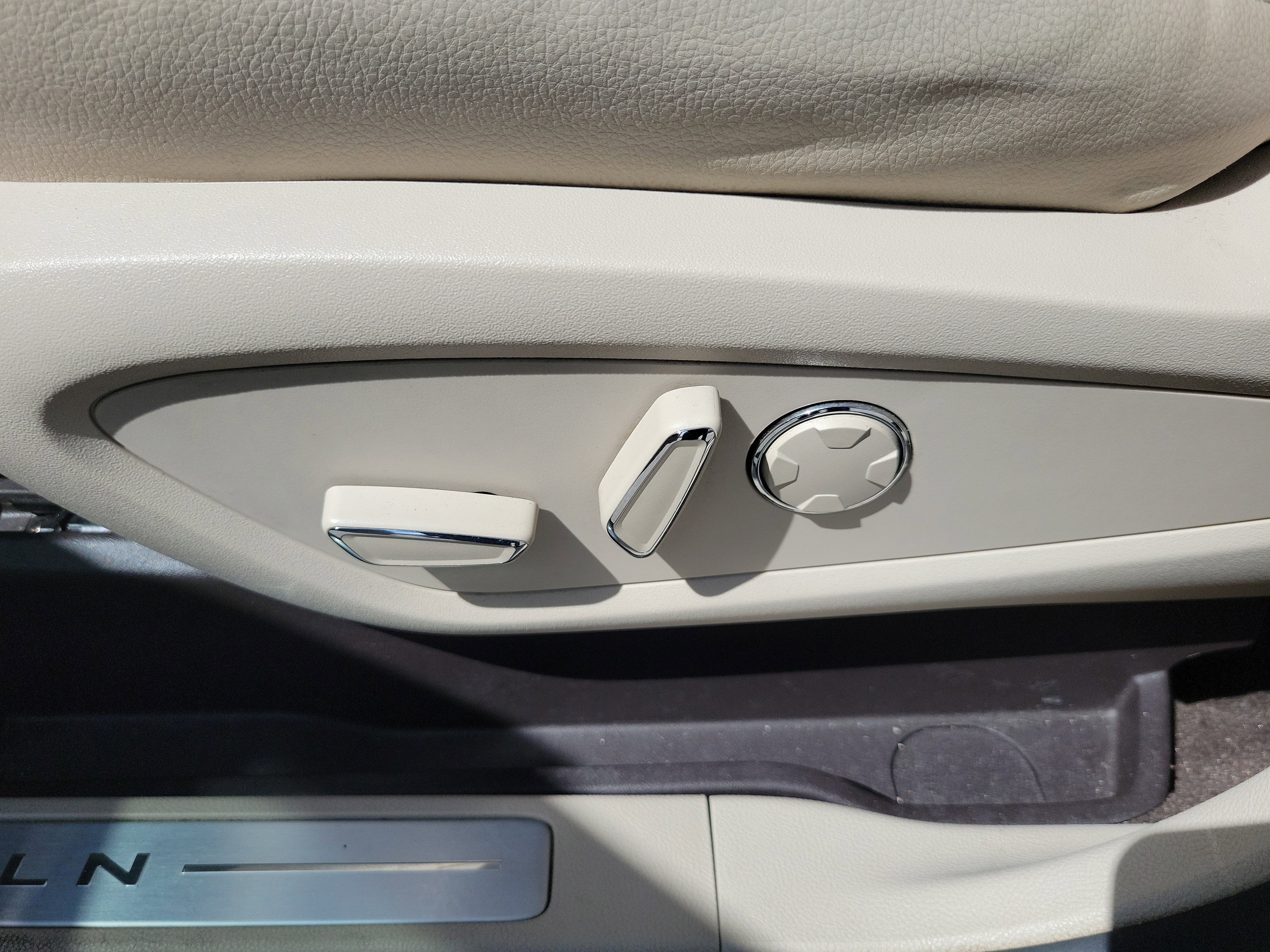 Used 2019 Lincoln MKC Premiere FWD image 12