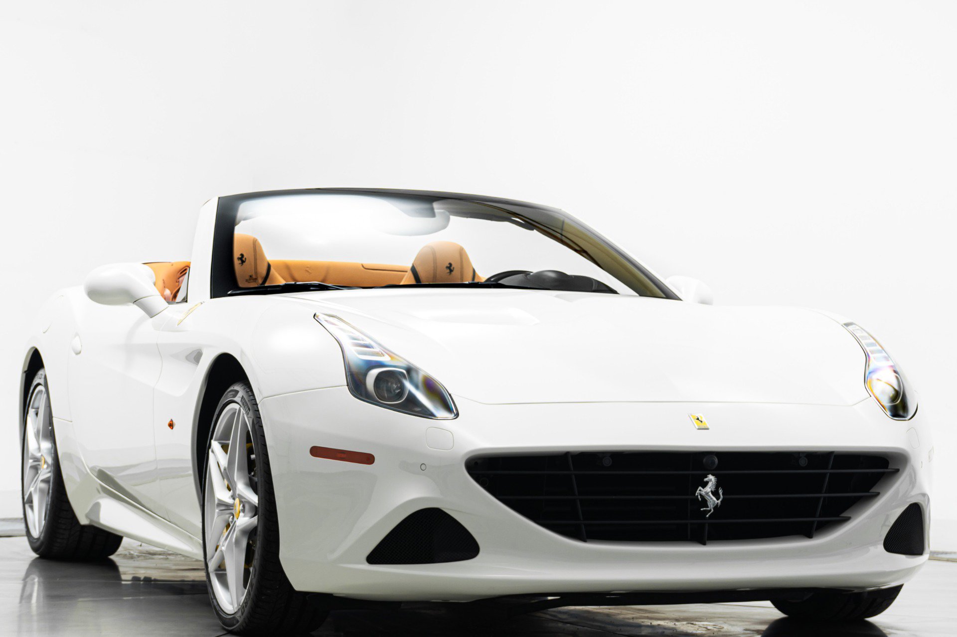 Used 2015 Ferrari California T image 3