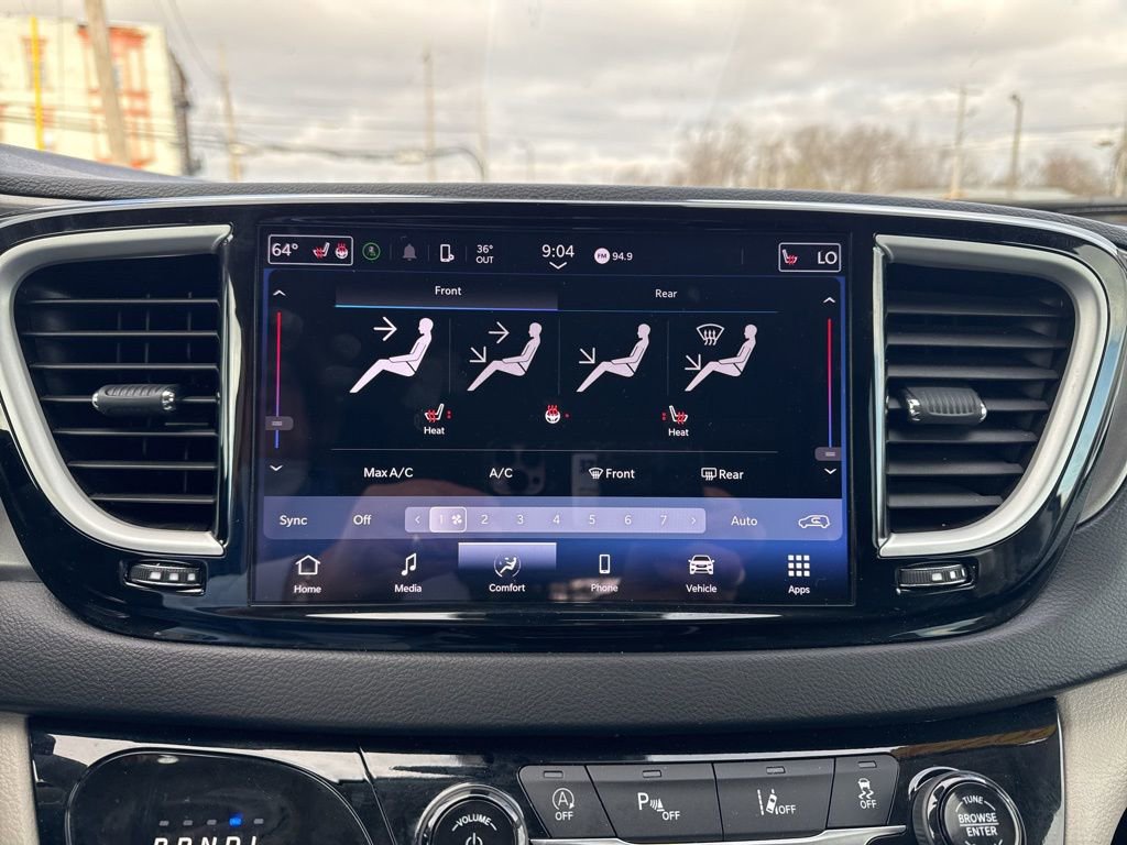 Used 2024 Chrysler Pacifica Touring-L image 32