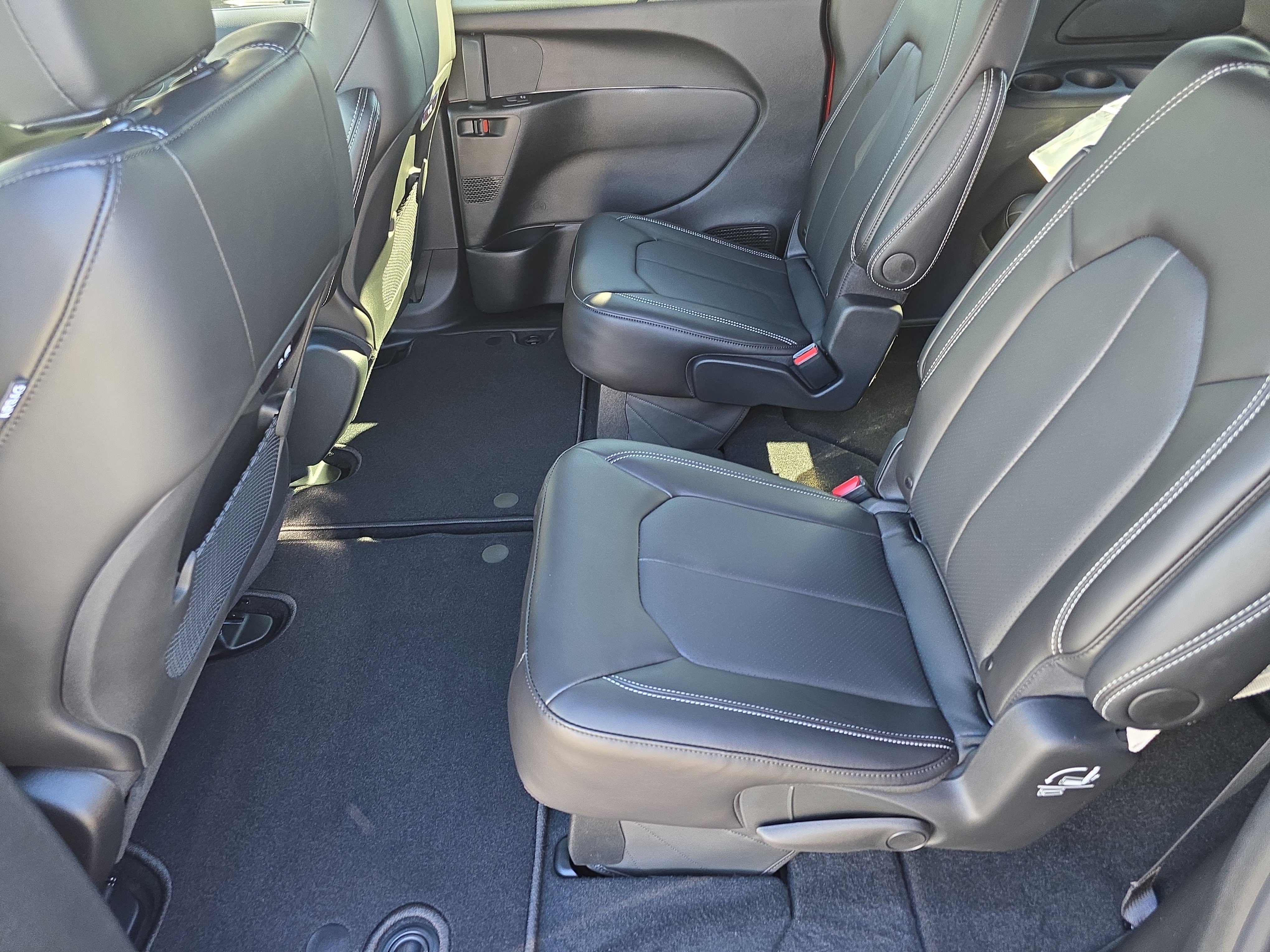 New 2026 Chrysler Pacifica Select image 16