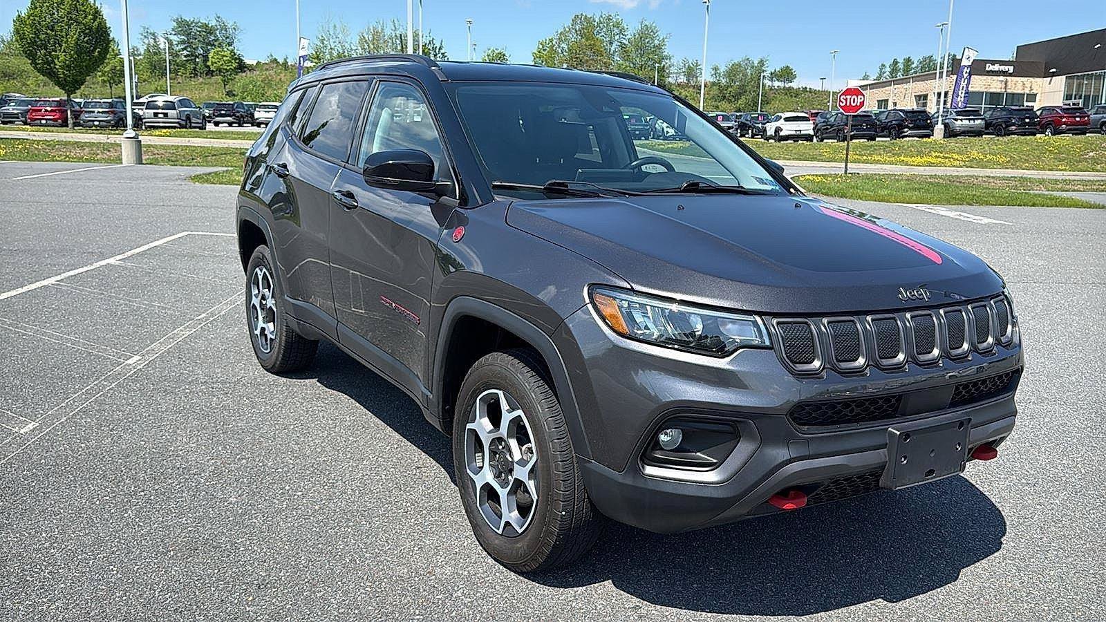 Used 2022 Jeep Compass Trailhawk w/ Trailhawk Convenience Group AWD/4WD image 1