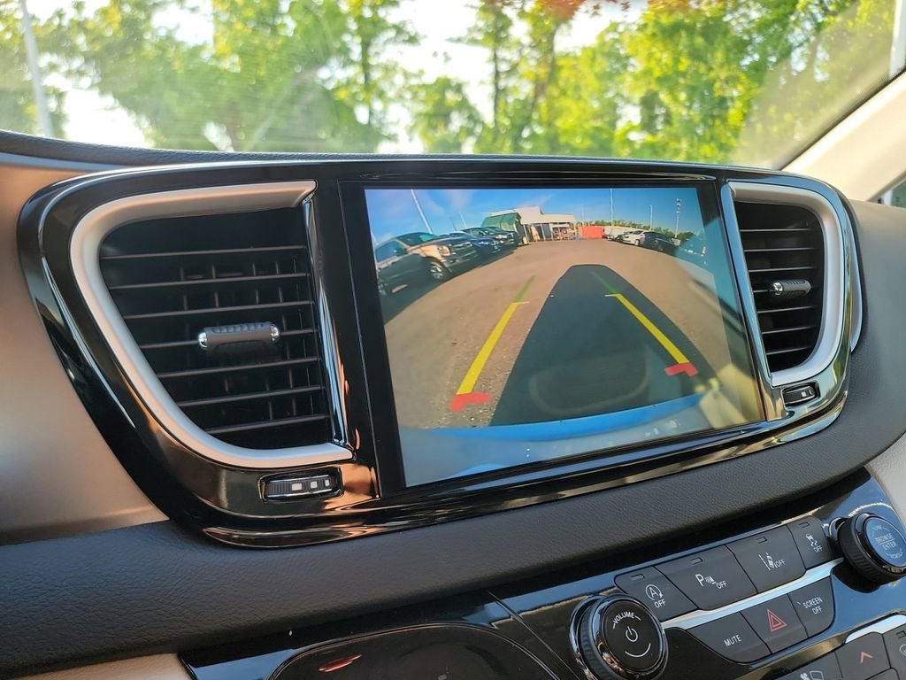 Used 2024 Chrysler Pacifica Touring-L FWD image 21