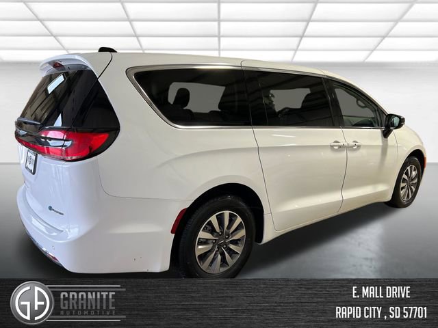 Used 2024 Chrysler Pacifica Select image 5