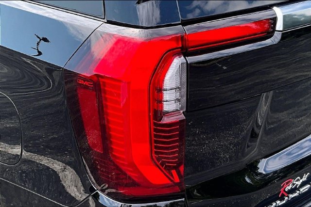 Used 2025 GMC Yukon XL AT4 AWD/4WD image 23