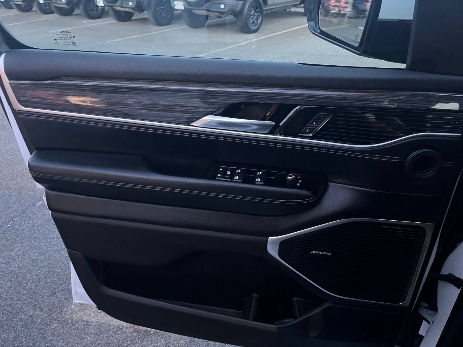 Used 2022 Jeep Wagoneer Series III AWD/4WD image 18