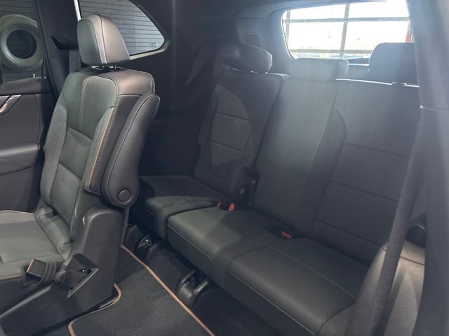Used 2025 GMC Acadia AT4 w/ Luxury Package AWD/4WD image 32