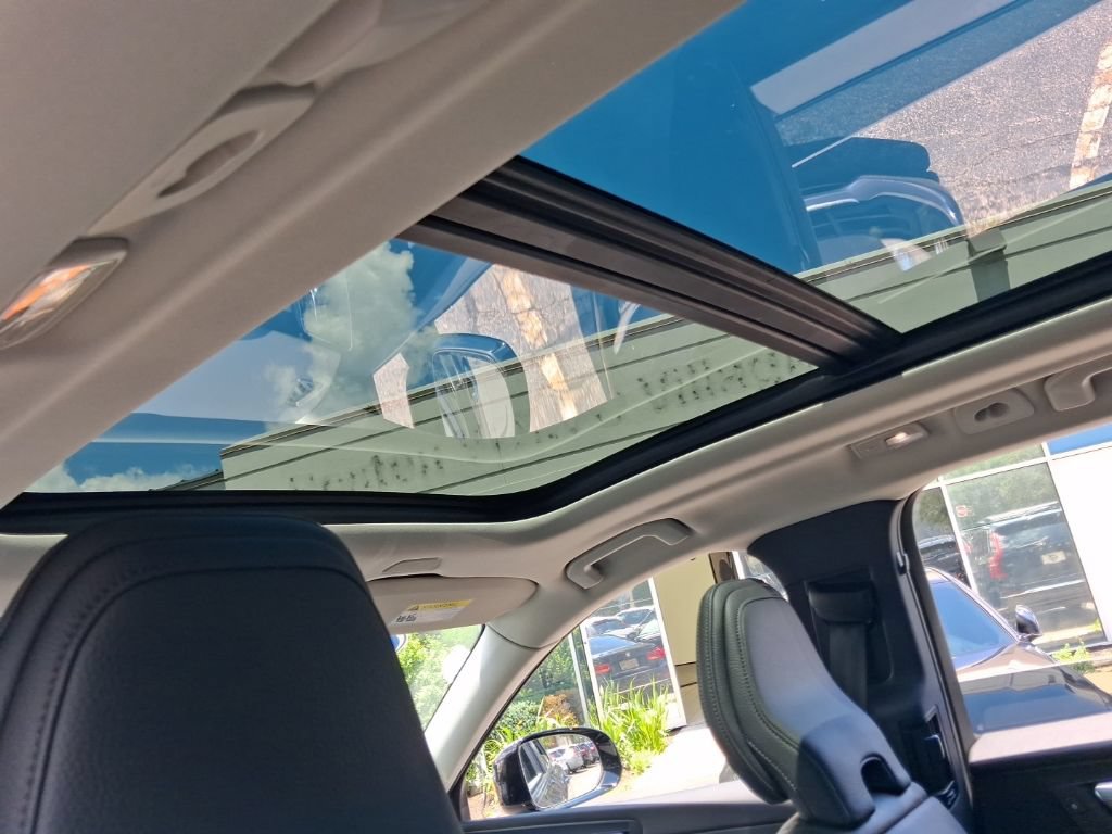 Certified 2025 Volvo XC60 B5 Plus w/ Protection Package Premier AWD/4WD image 17