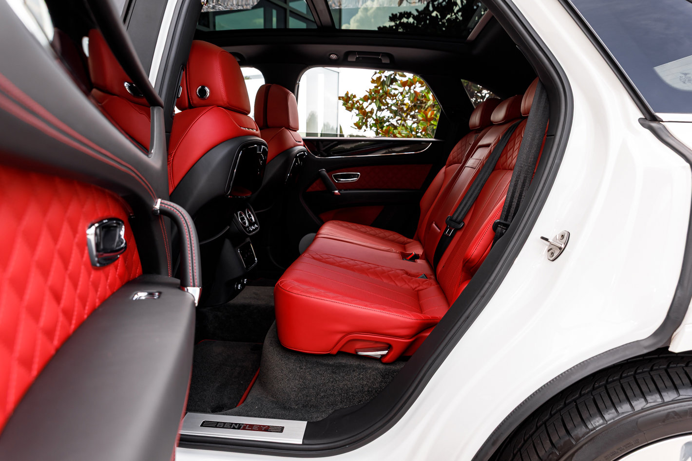 Used 2018 Bentley Bentayga AWD/4WD image 18