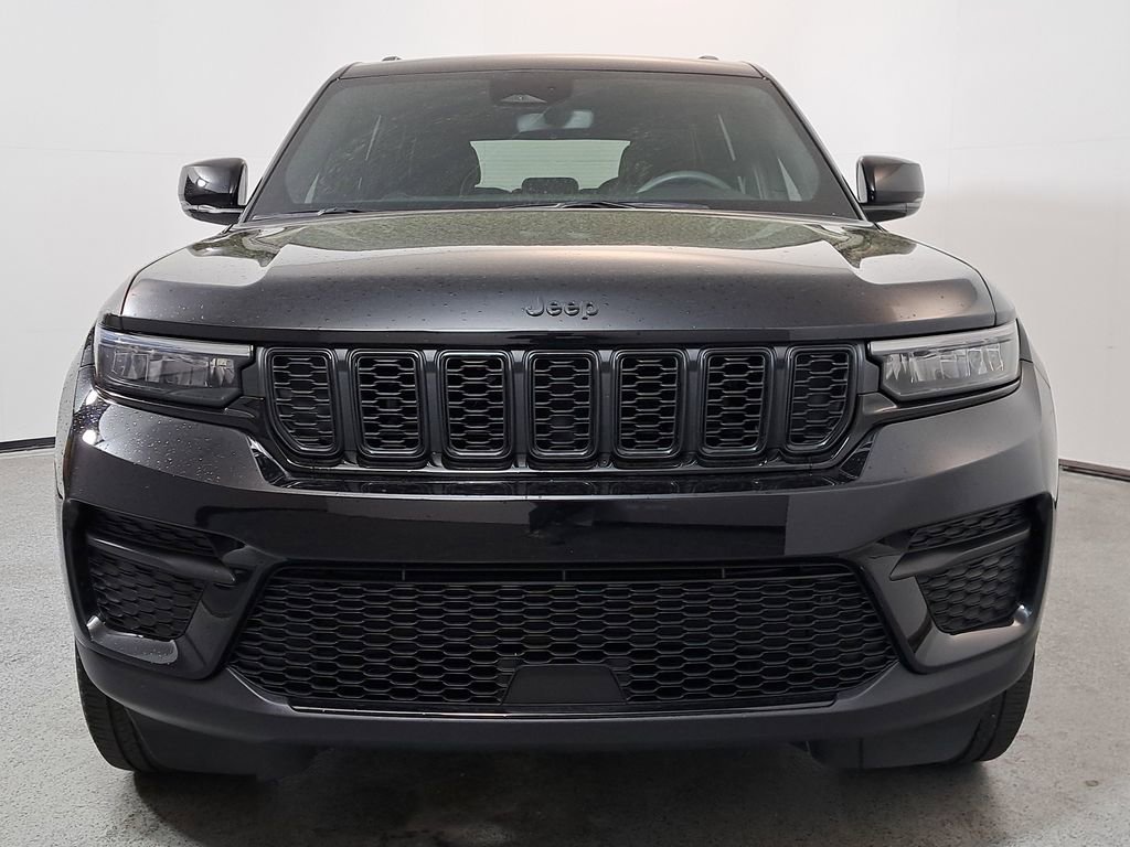 Used 2023 Jeep Grand Cherokee Altitude image 2