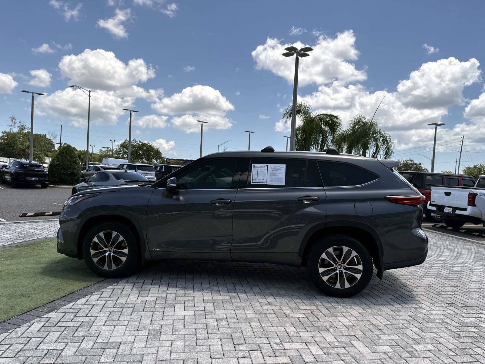 Used 2022 Toyota Highlander XLE AWD/4WD image 3