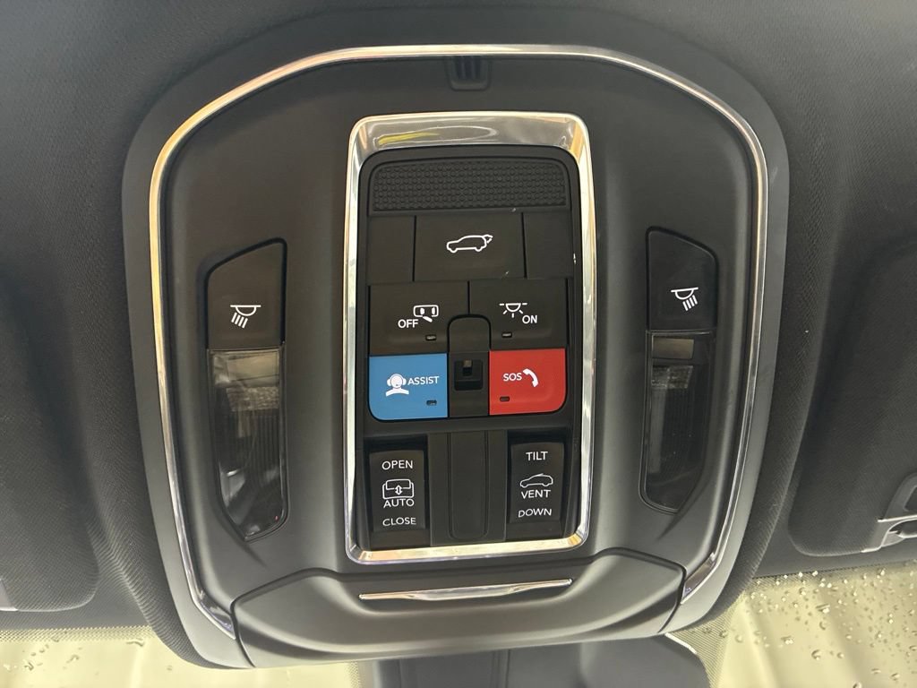 Used 2023 Jeep Grand Cherokee Altitude AWD/4WD image 23