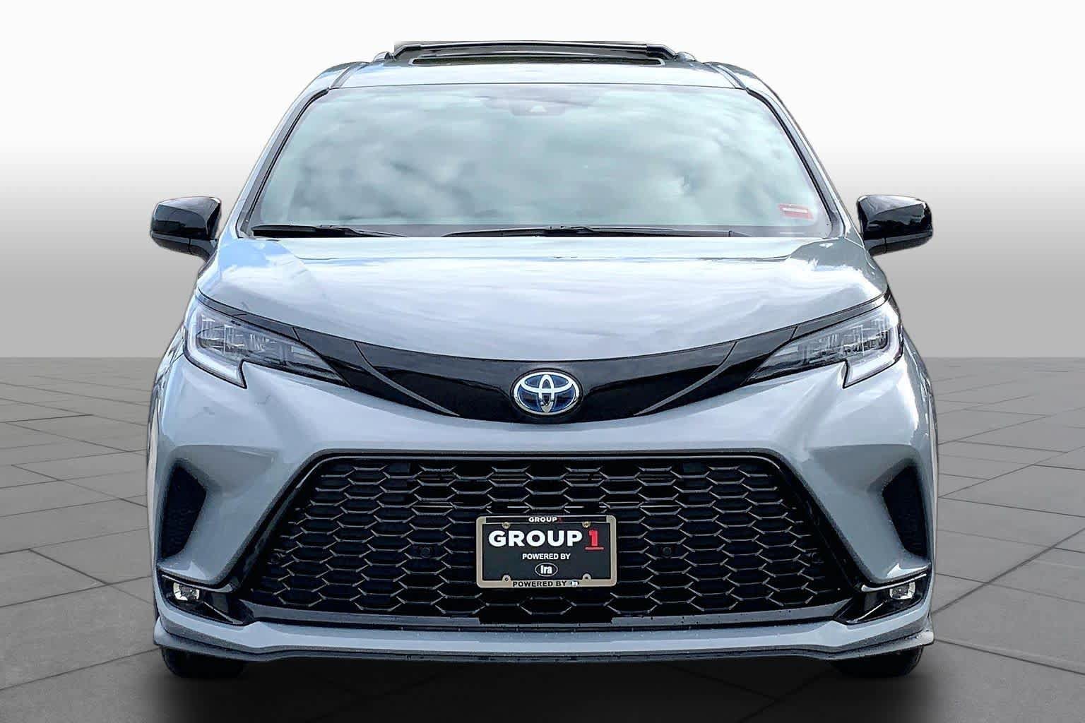Used 2025 Toyota Sienna XSE w/ XSE Plus Package AWD/4WD image 4