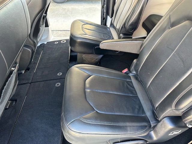 Used 2020 Chrysler Pacifica Touring-L w/ Tire & Wheel Group image 26