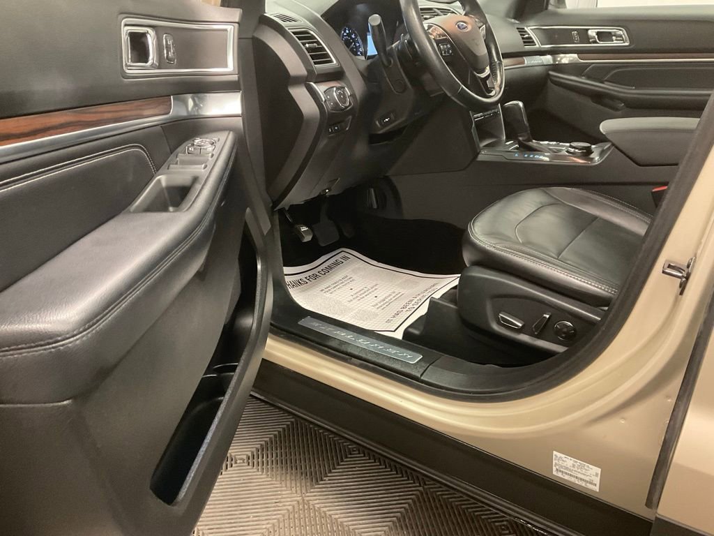 Used 2017 Ford Explorer Limited w/ Equipment Group 301A image 8