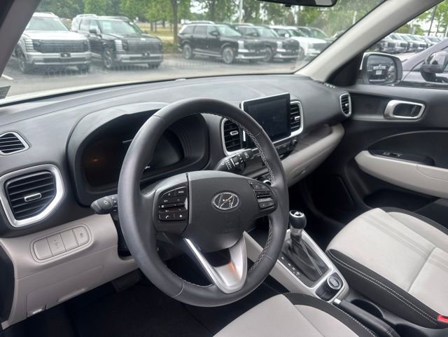 Used 2025 Hyundai Venue SEL FWD image 11