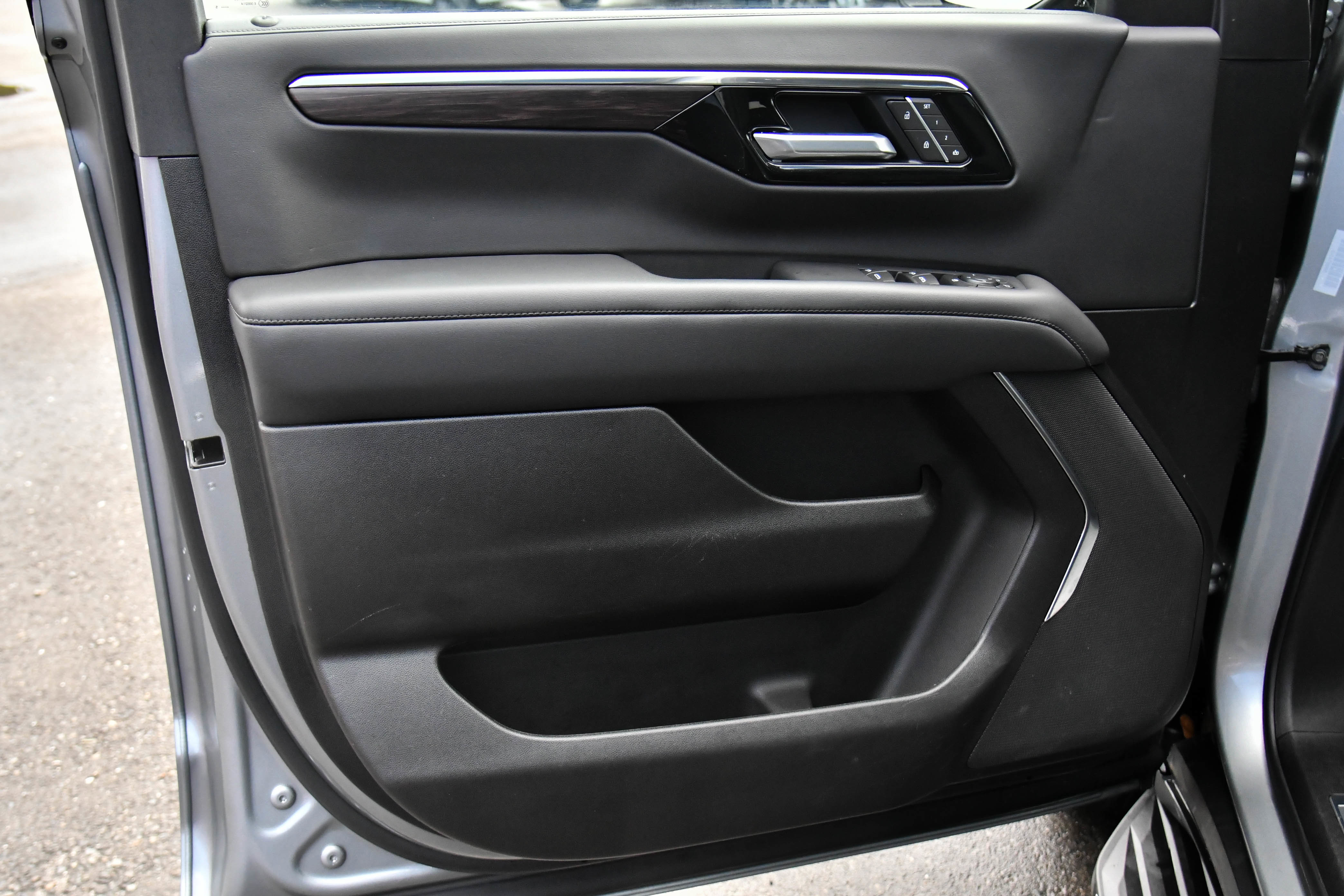 Used 2025 Chevrolet Tahoe LT image 13