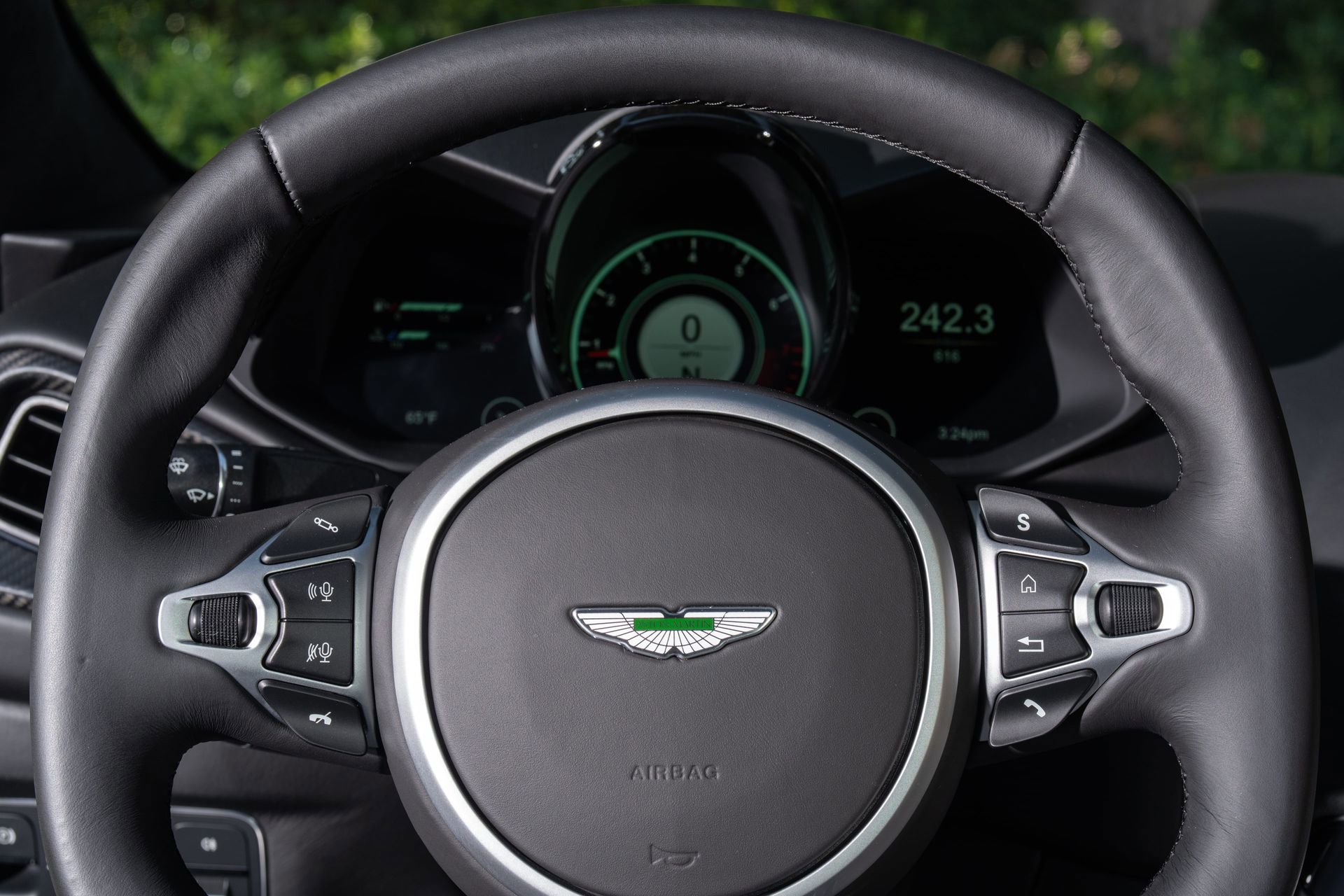 Used 2021 Aston Martin V8 Vantage Coupe RWD image 33