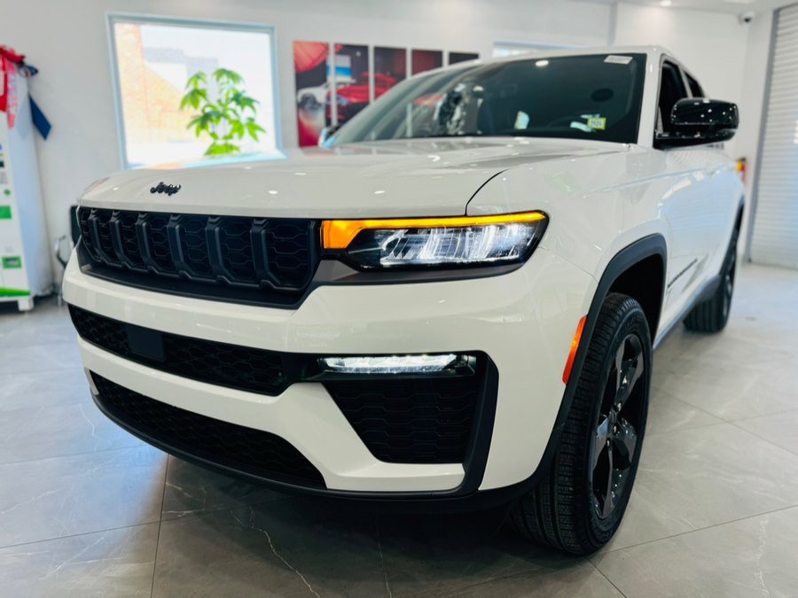 Used 2026 Jeep Grand Cherokee Limited image 3