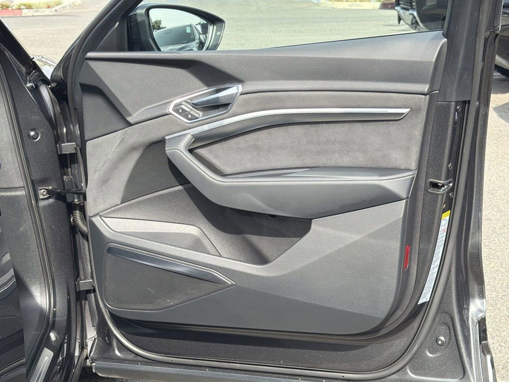 Used 2022 Audi e-tron S Prestige w/ Prestige Package image 32
