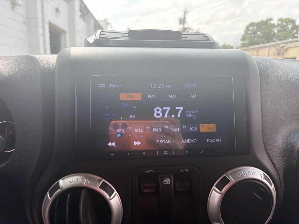 Used 2018 Jeep Wrangler Sahara w/ Connectivity Group AWD/4WD image 21