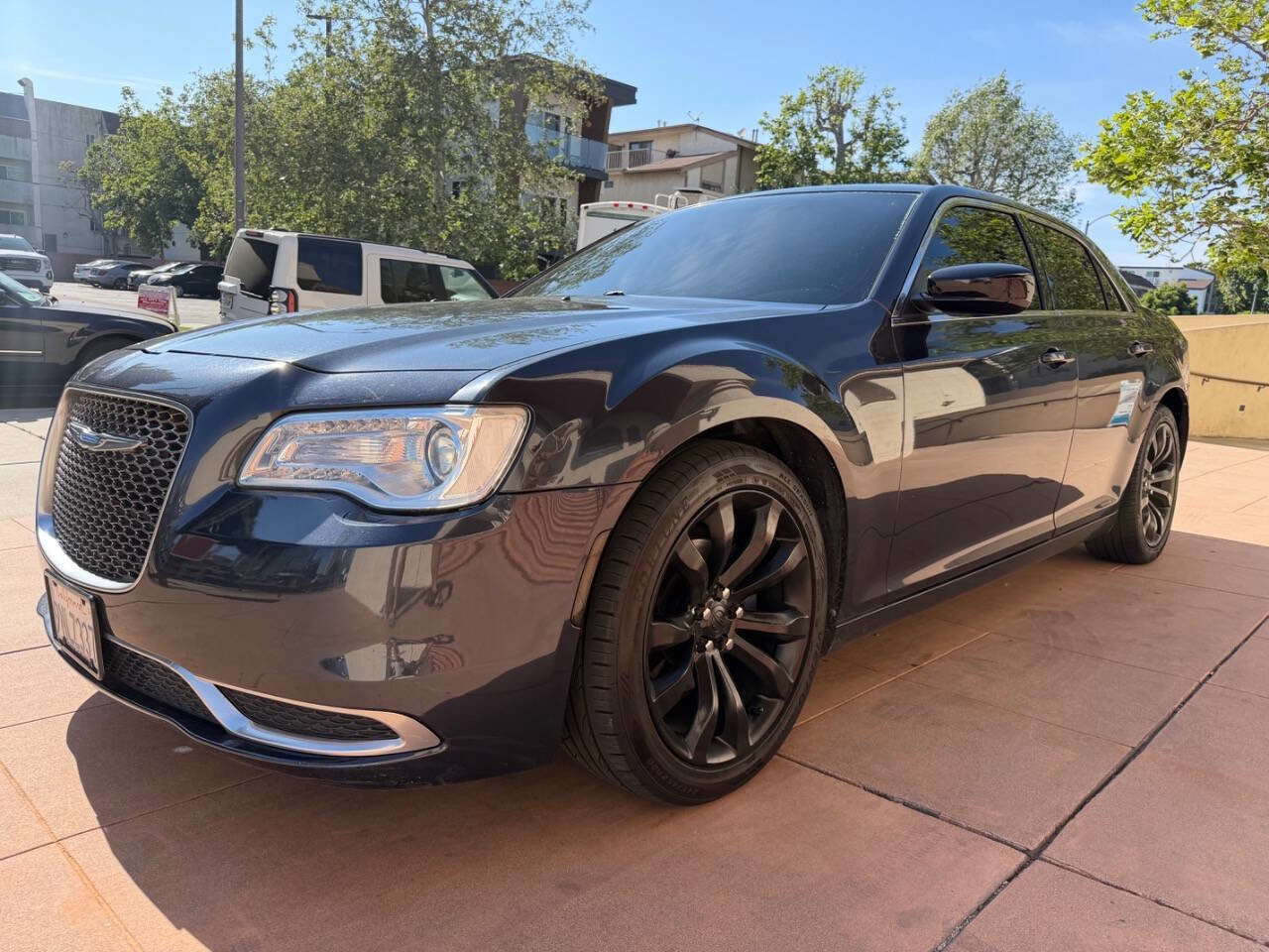 Used 2018 Chrysler 300 Touring w/ Chrome Appearance Package RWD image 2