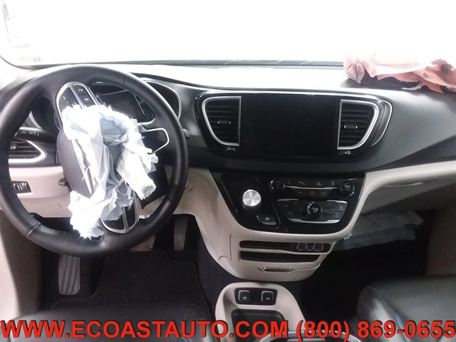 Used 2021 Chrysler Pacifica Touring-L image 11