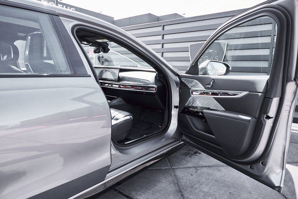 Used 2024 BMW 760i xDrive image 23