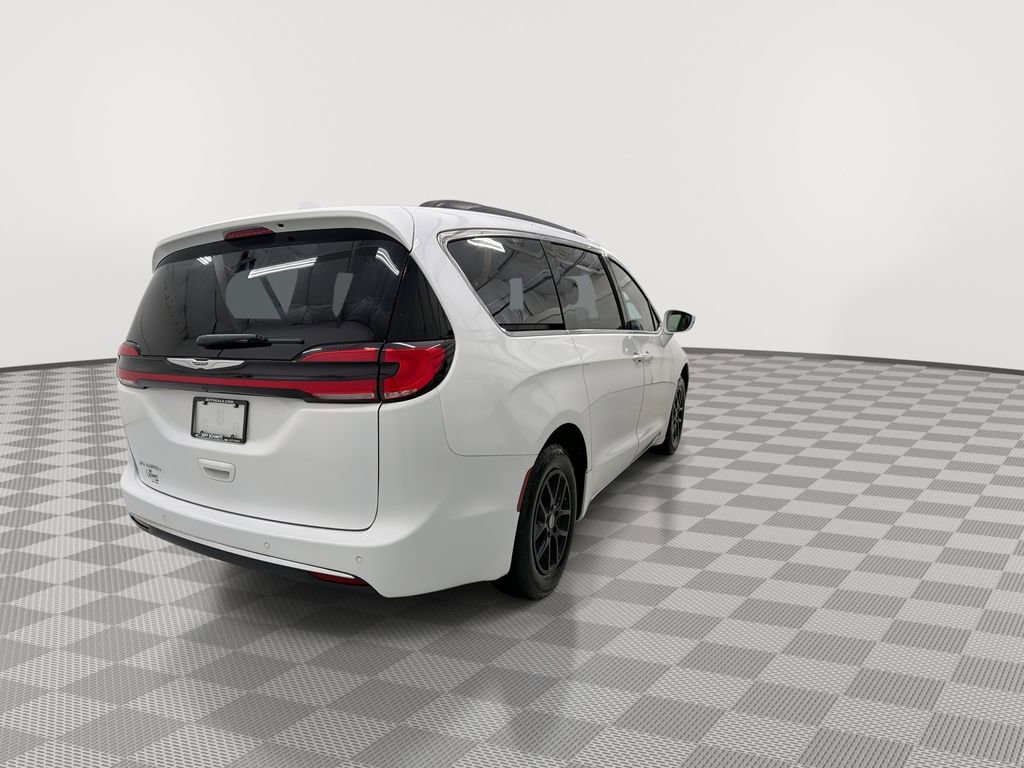 Used 2022 Chrysler Pacifica Touring-L image 11