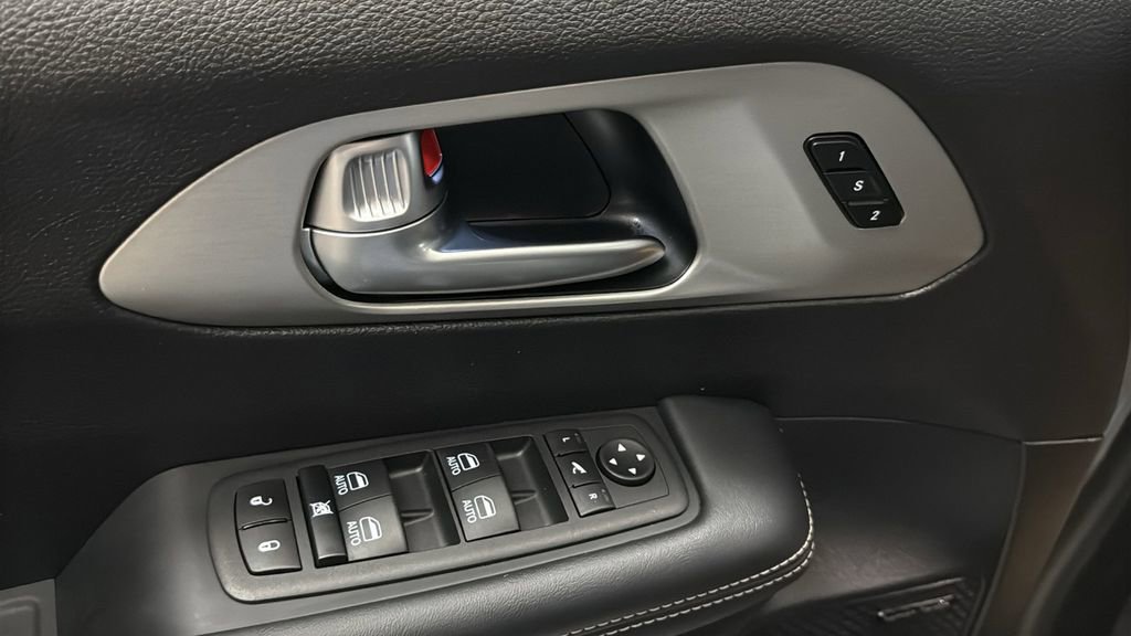 Used 2023 Chrysler Pacifica Limited w/ Uconnect Theater Family Group FWD image 20