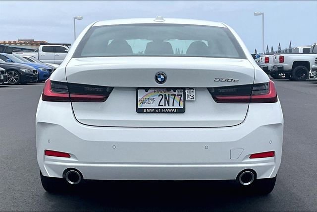 Used 2024 BMW 330e w/ Convenience Package RWD image 4