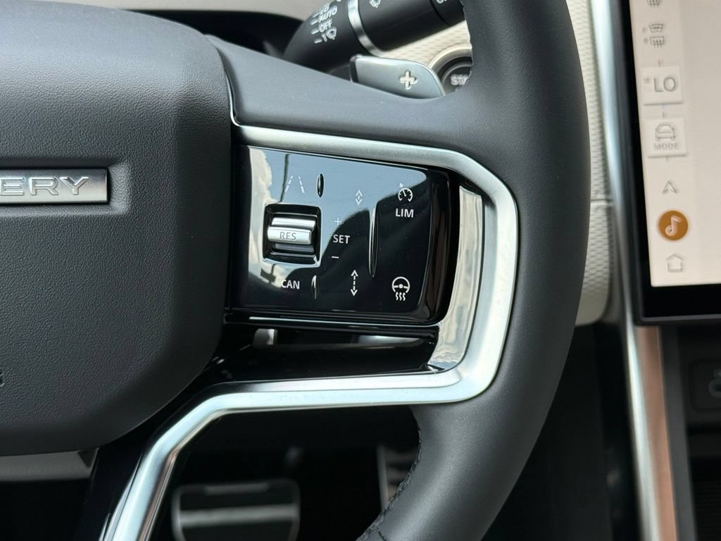 Certified 2025 Land Rover Discovery Sport Dynamic SE AWD/4WD image 20