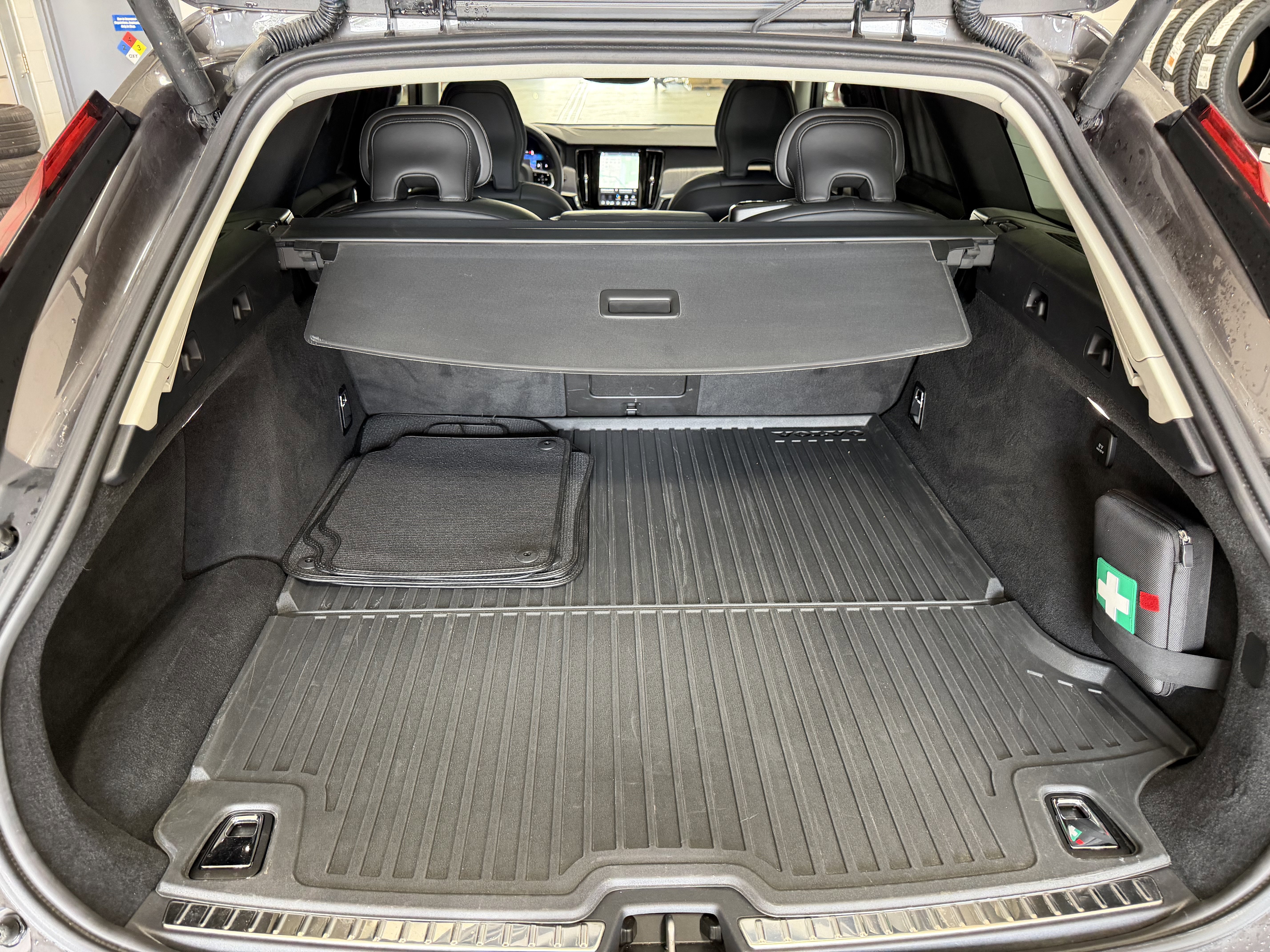 Used 2025 Volvo V90 B6 Cross Country Ultra w/ Protection Package Premier AWD/4WD image 33