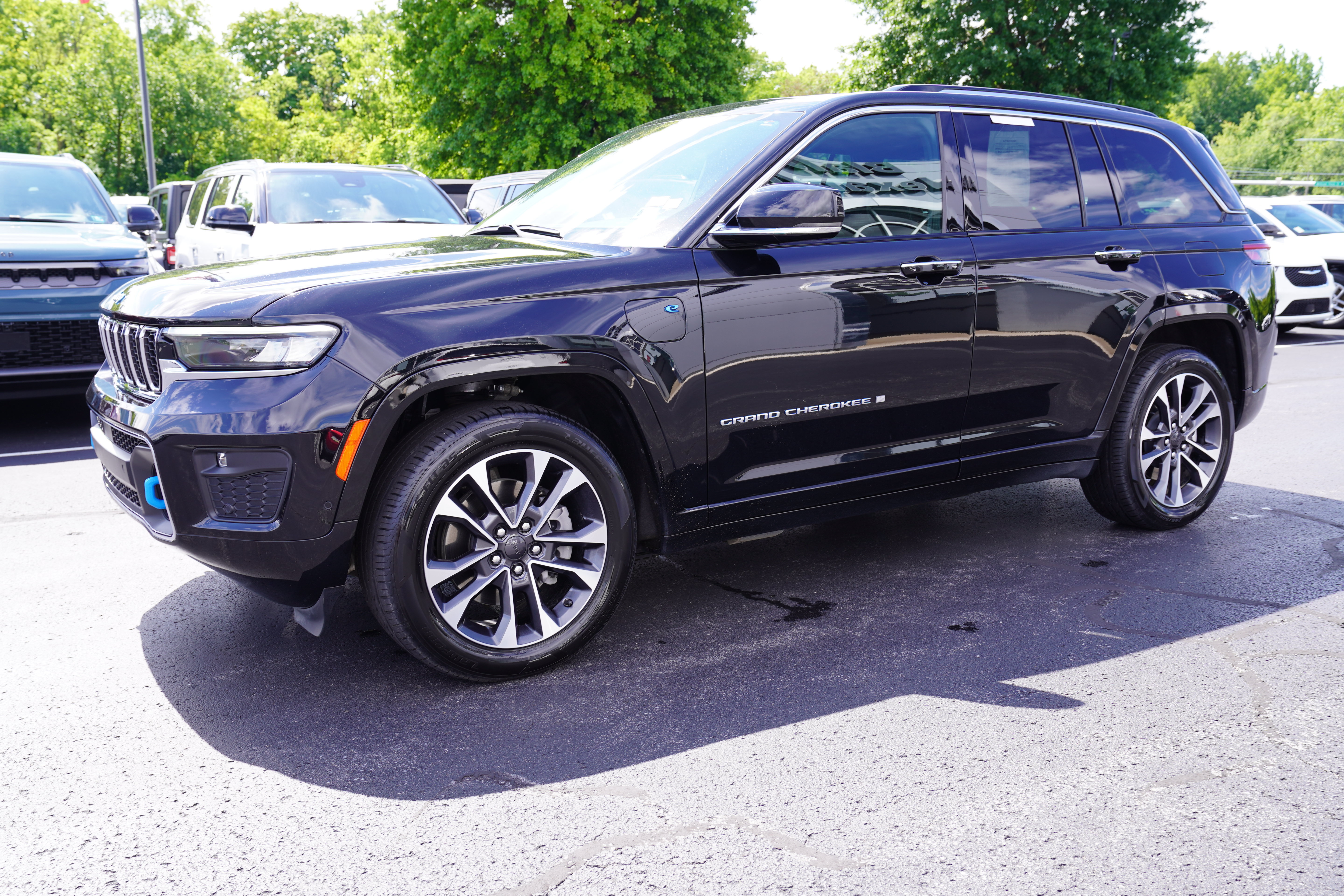 Certified 2023 Jeep Grand Cherokee Overland w/ Luxury Tech Group IV AWD/4WD image 10