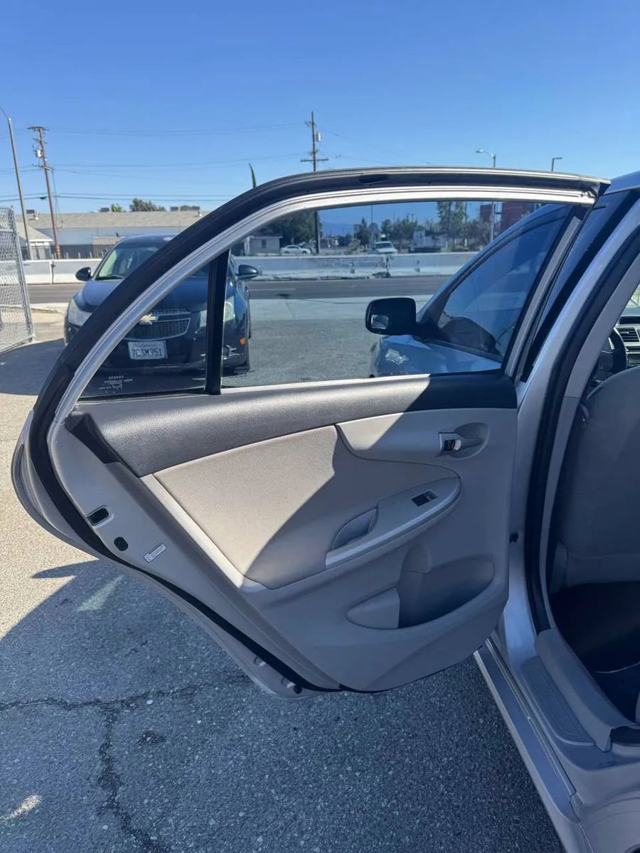 Used 2012 Toyota Corolla LE FWD image 16